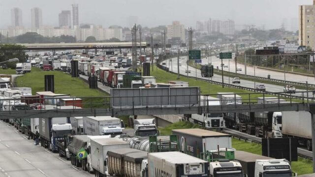 Camionistas apoiantes de Bolsonaro bloqueiam estradas