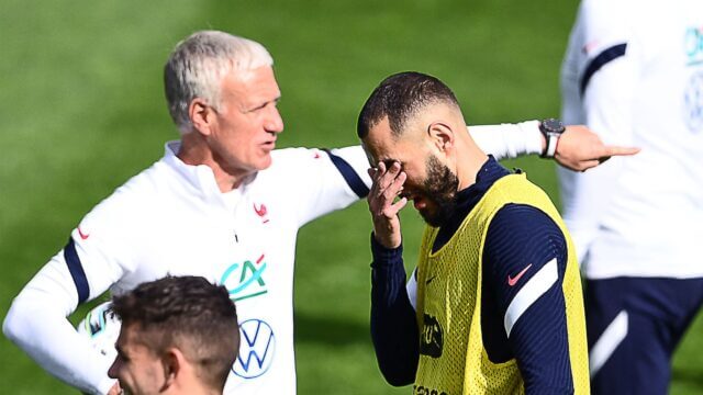 Benzema e Deschamps estão de costas viradas