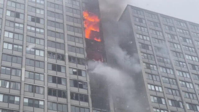 Incêndio em bloco de apartamentos causa um morto e 8 feridos em Chicago