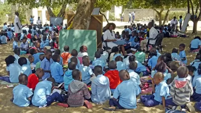 Japão e ONG portuguesa tiram crianças de aulas debaixo de árvores em Moçambique