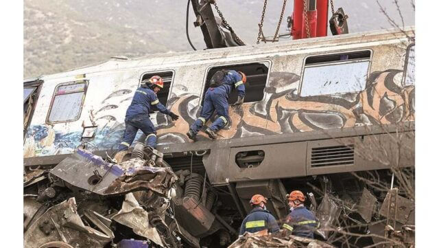 Taxistas de Atenas em greve exigem responsabilidades sobre acidente ferroviário
