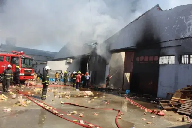 Incêndio destrói fábrica de pipocas