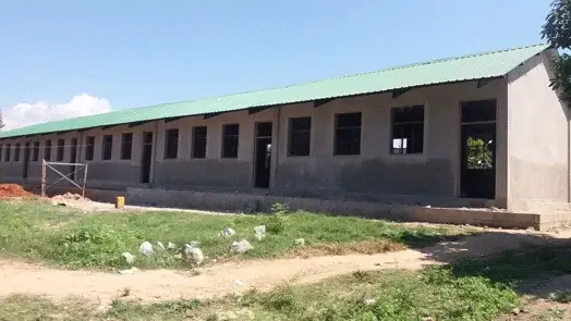 Empreiteiros paralisam construção de 11 salas de aula em Boane