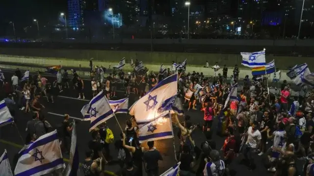 Médicos em greve para apoiarem milhares de pessoas contra a reforma judicial em Israel