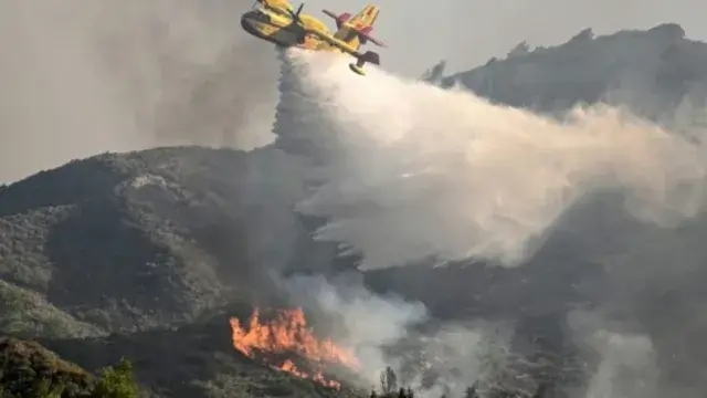 Avião de combate a incêndios cai e explode na Grécia