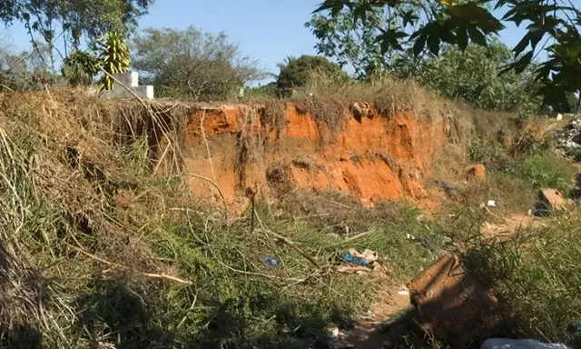 Erosão ameaça destruir campas no Cemitério de Albazine