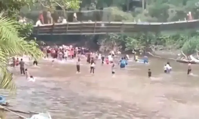 Ponte cai sobre pessoas que participavam de torneio de captura de pato na Indonésia