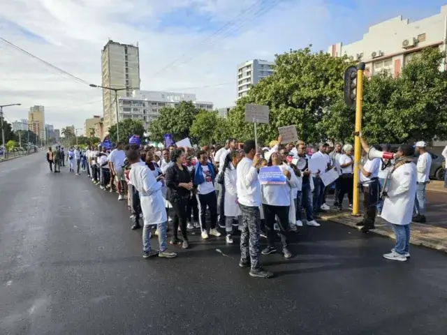 Médicos moçambicanos aprovam mais 21 dias de greve e pedem intervenção do PR
