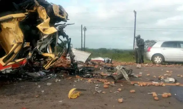 Um morto e dois feridos num embate entre cinco viaturas na Matola