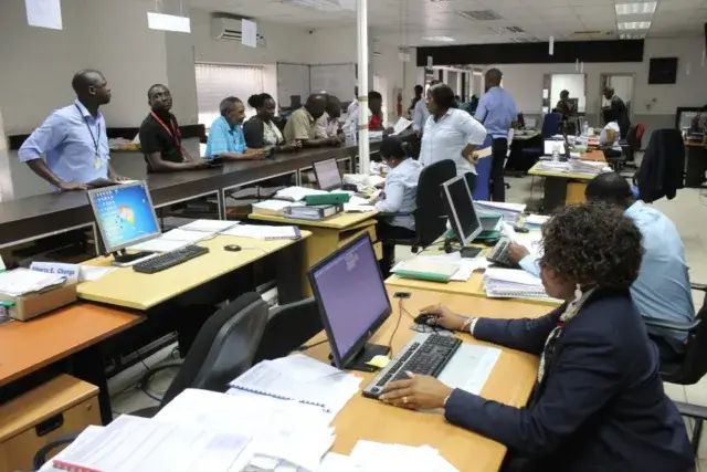 Moçambique congela gastos com função pública em 2024