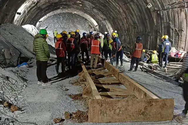 Índia prossegue com tentativa de resgate de 40 trabalhadores presos em túnel