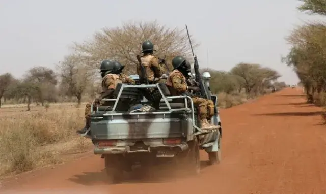 Massacre numa aldeia no norte do Burkina Faso fez 70 mortos