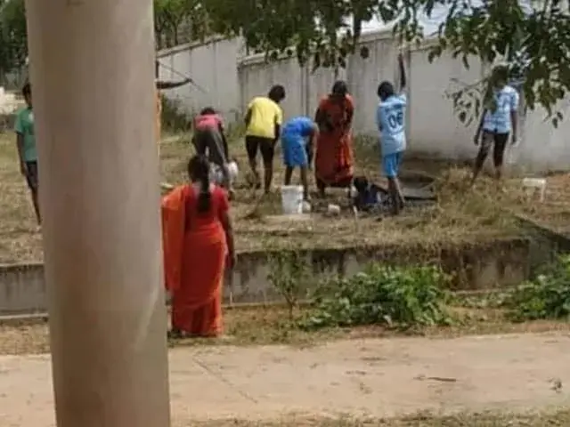 Diretor e professor detidos por obrigarem alunos a limpar fossa séptica na Índia