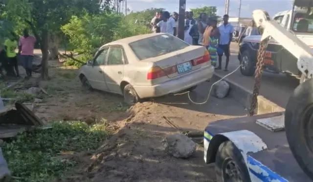 Carro em alta velocidade invade quintal e mata duas pessoas na Beira