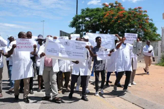 Professores marcham em Matola para exigir pagamento de horas extras
