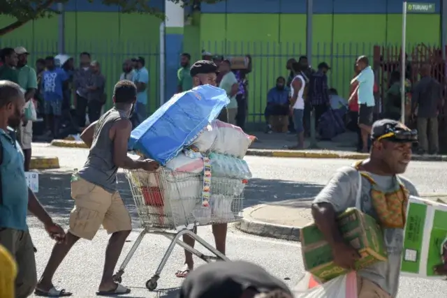 Manifestação de funcionários públicos da Papua Nova Guiné torna-se violenta