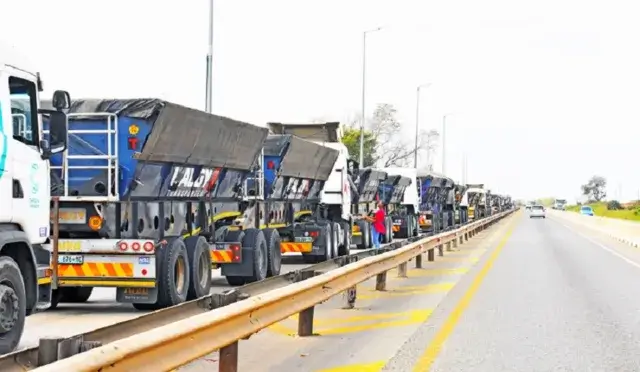 Congestionamento de camiões na EN4- Diretor-Executivo do Porto de Maputo reconhece urgência de solução