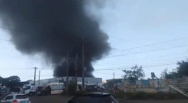 Incêndio em antigo reservatório de petróleo bruto na Matola