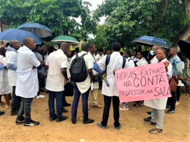 Tensão na Escola Secundária de Nkobe - Professores exigem pagamento de horas extras