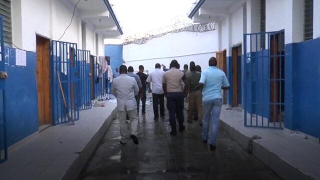 Invasão em prisão no Haiti resulta na fuga de reclusos