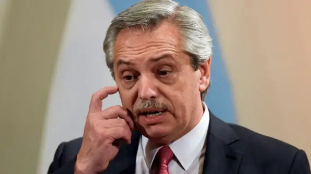Ex-presidente argentino enfrenta novas acusações por fraude em contratos de seguros
