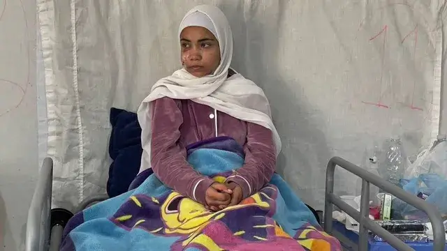 Jovem resgatada dos escombros três dias após ataque israelita em Gaza