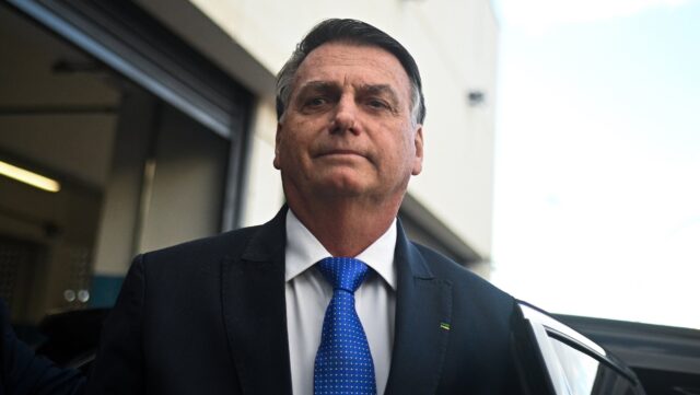 Ex-presidente Bolsonaro é acusado de falsificar boletim de vacinas durante a pandemia