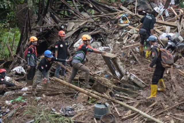Chuvas torrenciais causam quatro mortes em aluimentos de terra e inundações na Indonésia