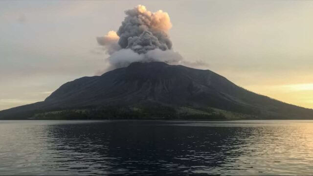Erupção vulcânica na Indonésia obriga a evacuações