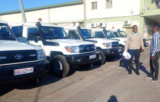 Ministério da Saúde reforça atendimento com entrega de sessenta ambulâncias às províncias