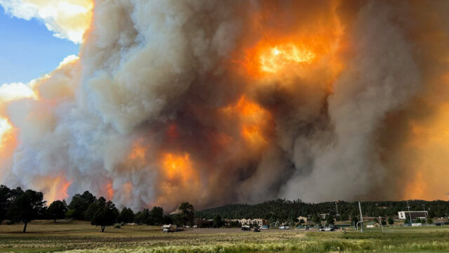 Onda de incêndios assola a Califórnia devido às condições climáticas extremas