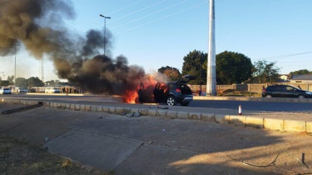 Veículo incendeia-se na Estrada Circular de Maputo sem vítimas