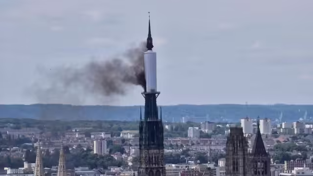 Incêndio afecta torre da catedral de Rouen durante obras de restauro