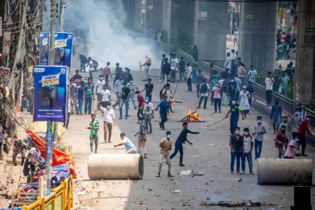 Bangladesh enfrenta violência mortal e corte de internet em meio a protestos antigovernamentais