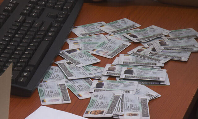 Serviços de emissão de cartas de condução e matrículas de veículos suspensa temporariamente