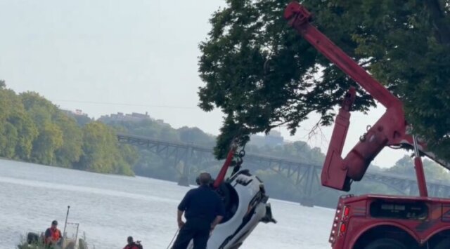Momento íntimo de casal no carro termina em derrapagem para dentro de rio