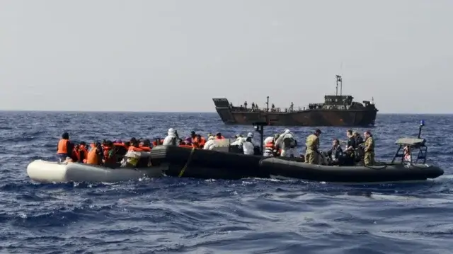 Força aérea portuguesa auxilia no resgate de 70 migrantes no Mediterrâneo
