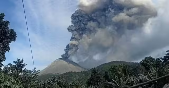 Erupção do vulcão Lewotobi Laki-Laki na Indonésia deixa dez mortos e força deslocação de 2.472 pessoas