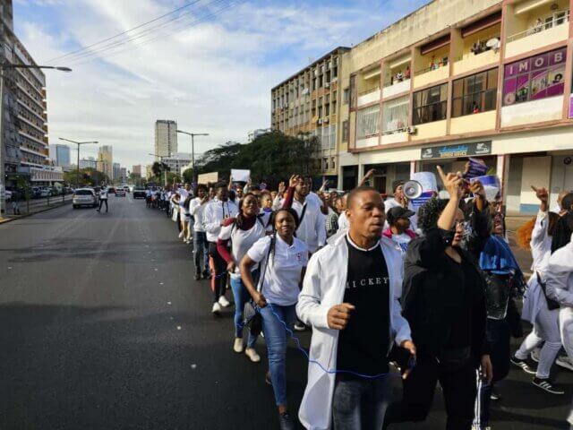 Médicos moçambicanos protestam em Maputo contra violência pós-eleitoral