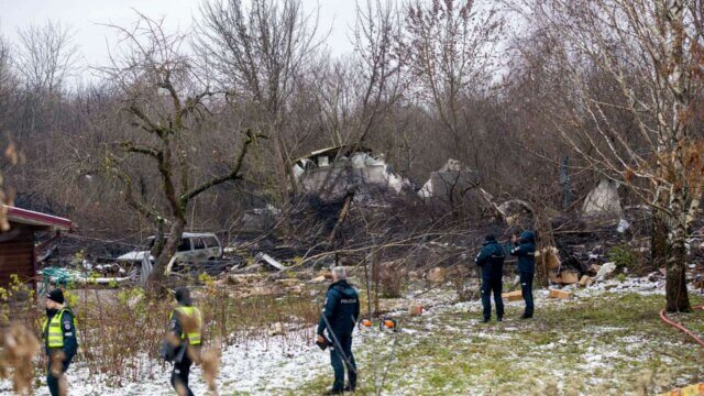 Avião de carga embate em casa na Lituânia e deixa um morto