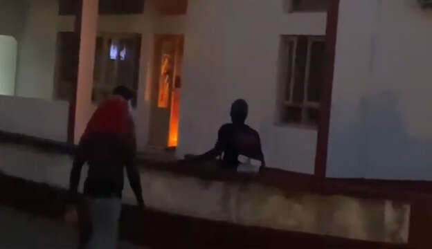 Sede da Frelimo incendiada durante protestos em Xai-Xai