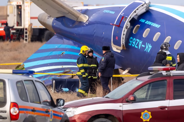 Azerbaijan Airlines suspende voos para a Rússia após queda de avião no Cazaquistão