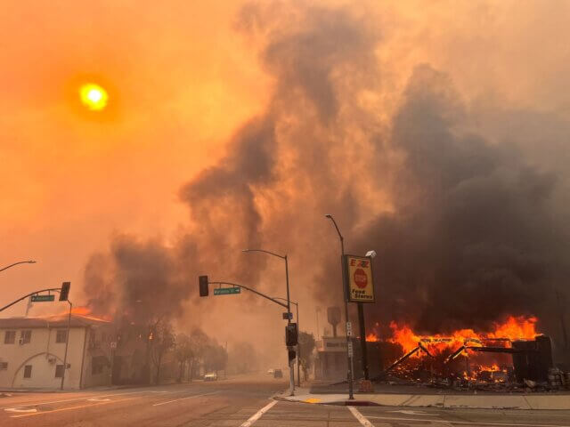 Incêndio em Los Angeles coloca novas áreas da cidade em risco