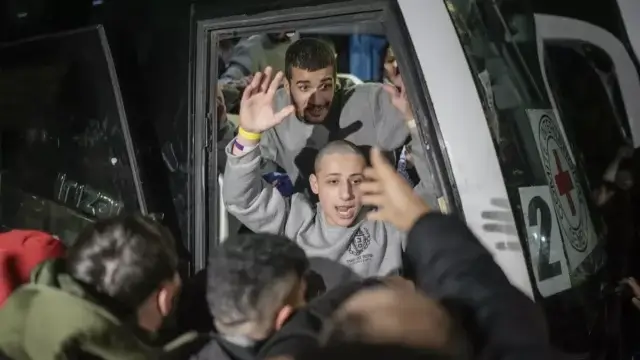 Israel liberta 90 palestinianos após a libertação de três reféns do Hamas