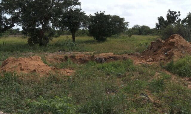 População do bairro Luís Cabral protesta contra enterros em vala comum em Maputo