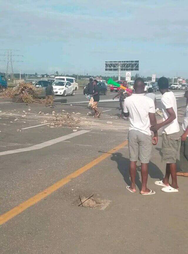 Acessos à portagem bloqueados por manifestantes em Maputo