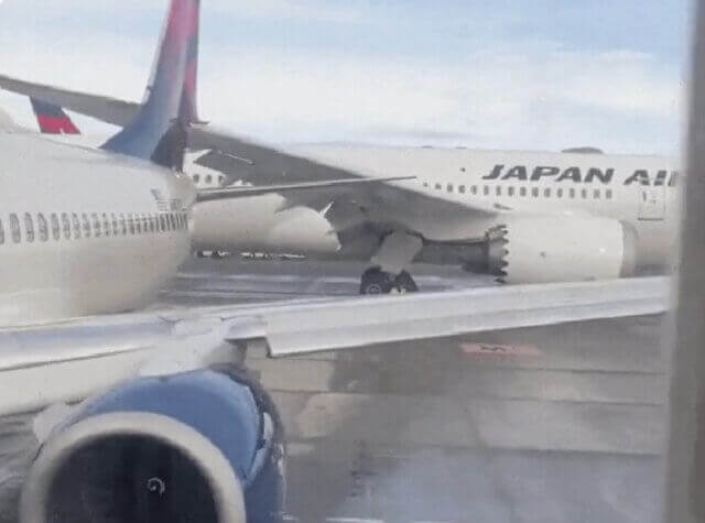 Avião da Japan Airlines colide com aeronave da Delta