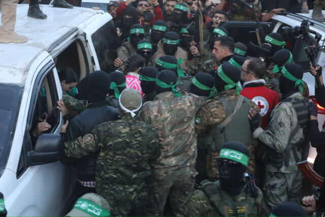 Hamas adia libertação de reféns israelenses e aumenta tensões no acordo de cessar-fogo