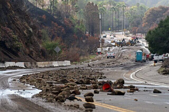 Deslizamentos de terra em Los Angeles após tempestade de chuva forte