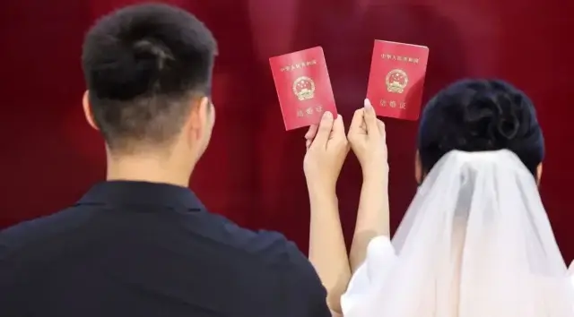 China planeia reduzir idade de casamento e eliminar limitações no número de filhos